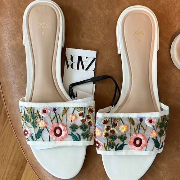 NWT ZARA  EMBROIDERED FLOWER SANDAL SIZE 7.5
🚨FIRM PRICE NO DISCOUNT - Picture 6 of 8
